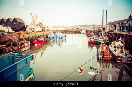 WHISTABLE, UITED unito - Gennaio 21, 2017: barche da pesca e Fisherman's capannoni nel porto di Whitstable Foto Stock