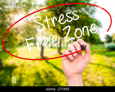 Man mano che scrive zona senza stress con il pennarello nero su schermo visivo. Isolato su sfondo. Business, tecnologia internet concetto. Stock Photo Foto Stock