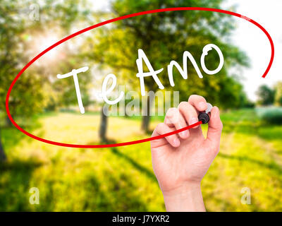 Man mano che scrive Te Amo ( ti amo in spagnolo) con pennarello nero su schermo visivo. Isolato sulla natura. Business, tecnologia internet concetto. Stoc Foto Stock