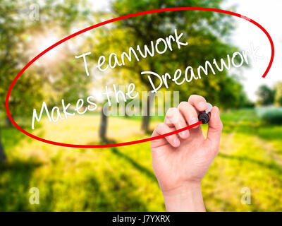 Man mano che scrive il lavoro di squadra rende la Dreamwork con pennarello nero su schermo visivo. Isolato su sfondo. Business, tecnologia internet concetto. Stoc Foto Stock