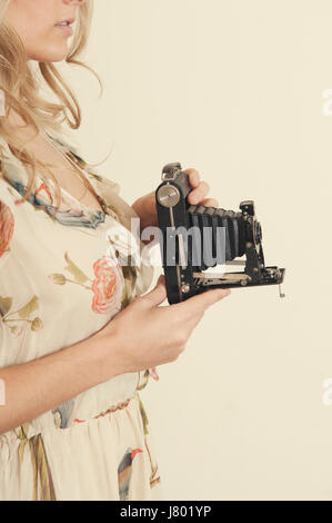 Donna che mantiene una fotocamera vintage Foto Stock