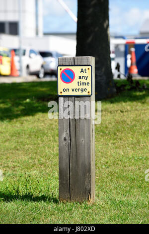 Nessun parcheggio in prossimità di un punto di avvertimento, vicino al Southend Hospital Foto Stock