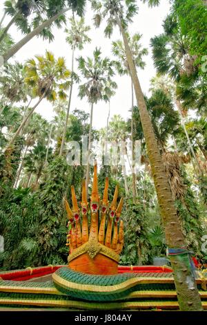 Sette Teste re serpente o re di naga statua nella foresta di Kamchanod ( Livistona saribus ) a "Wat Pa Kham Chanod' Udon Thani, Thailandia Foto Stock