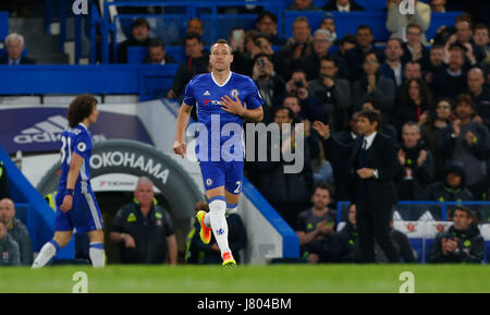 Chelsea John Terry sostituisce David Luiz durante il match di Premier League tra Chelsea e Middlesborough a Stamford Bridge di Londra. 07 maggio 2017 uso editoriale non solo il merchandising. Per le immagini di calcio FA e Premier League restrizioni si applicano inc. no internet/utilizzo mobile senza licenza FAPL - per i dettagli contatti Football Dataco Foto Stock