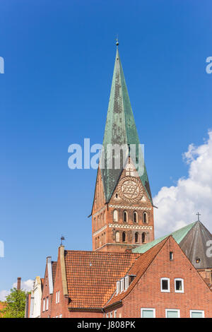 Skyline di Luneburg con la torre di San Johannis chiesa in Germania Foto Stock