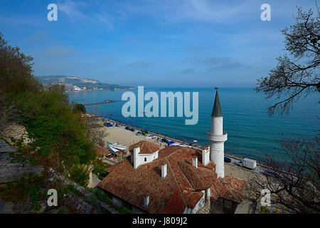 Vista superiore della Balchik Palazzo o Villa Nido tranquilla sullo sfondo del Mar Nero, nell'area protetta del giardino botanico di Balchik, Bulgaria. Foto Stock