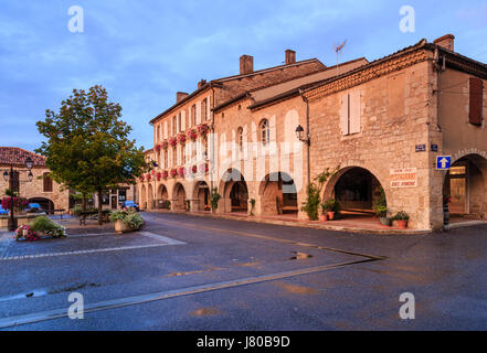 Francia, Gers, Montreal o Montreal du Gers, etichettato Les Plus Beaux Villages de France (i più bei villaggi di Francia), City Halltravel Foto Stock