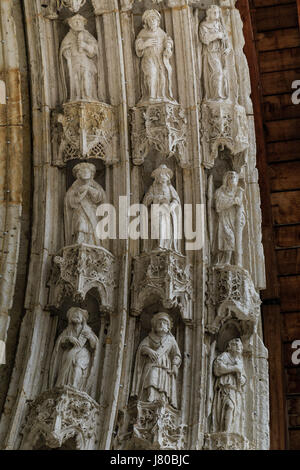 Francia, Gers,, preservativo, sul modo di Saint Jacques de Compostela,, Saint Pierre cattedrale, dettaglio del portale Foto Stock