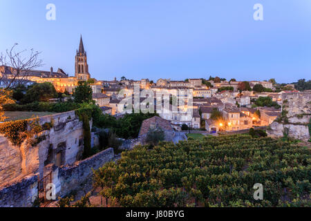 Francia, Gironde, Saint Emilion, classificato come patrimonio mondiale dall' UNESCO, di notte Foto Stock