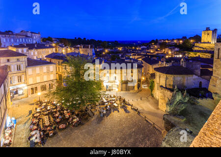 Francia, Gironde, Saint Emilion, classificato come patrimonio mondiale dall'UNESCO, la piazza principale di notte Foto Stock