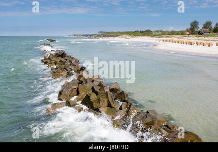 Wustrow spiaggia con rocce frangiflutti, Meclenburgo-Pomerania Occidentale, Germania Foto Stock