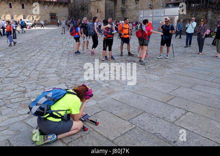 Il momento di emozione come pellegrini arrivano nella piazza della Cattedrale di Santiago de Compostela in Spagna settentrionale dopo aver camminato il Camino de Santiago Foto Stock