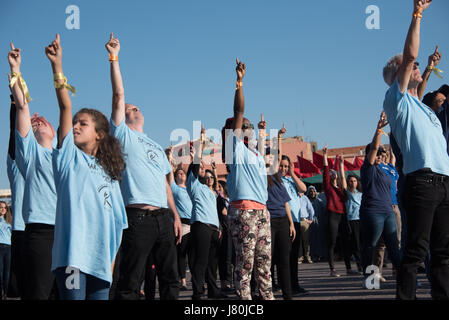 Giovani attivisti al COP22 conferenza ONU sul clima del prendere parte a un flashmob dance protesta in piazza Jemaa El Fnaa, il mercato centrale plaza a Marrakech, Marocco, 10 novembre 2016. Foto Stock