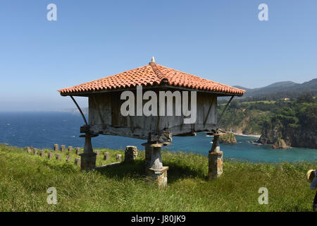 Horreo tradizionale Asturias granaio arroccato su scogliere che domina l'Atlantico a Cadavedo, Asturie, Spagna. Spagna costa settentrionale spagna agricoltura Foto Stock