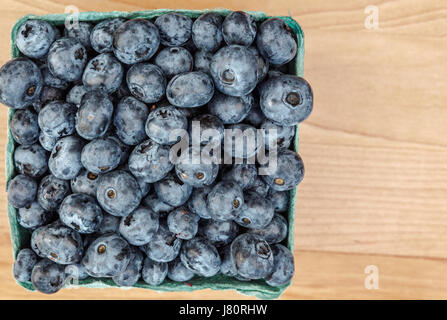 Appena raccolte a mano i mirtilli dal mercato degli agricoltori Foto Stock