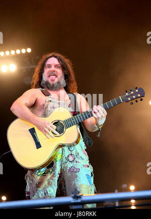 Fairport Cropredy della convenzione, Banbury, 11 agosto 2016, UK, hippy di Joe Hymas con band americana Hayseed Dixie al Festival di Cropredy Foto Stock