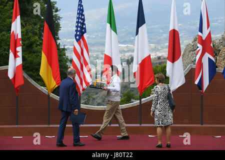 Sono stati preparati in anticipo delle foto di famiglia al vertice del G7 presso il Teatro Greco di Taormina, Sicilia, Italia. Foto Stock