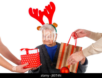 Immagine di una vecchia signora ricevere regali di Natale dalla famiglia Foto Stock