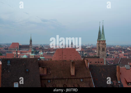 Blick von der Nürnberger Burg auf die Skyline von Nürnberg. Vista dal castello di Norimberga, Baviera, Germania, nella luce del mattino. Foto Stock