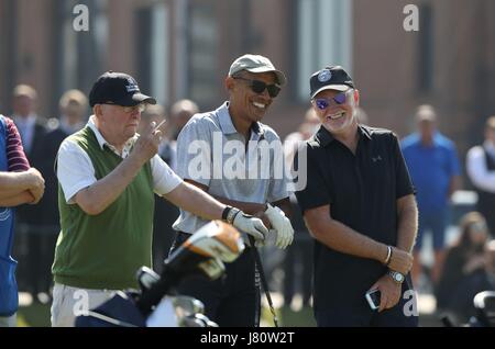 Ex presidente degli Stati Uniti Barack Obama parla di Sir Tom Hunter (destra) che si preparano a tee off in corrispondenza del primo foro a St Andrews Golf Club, vicino a Dundee in Scozia. Foto Stock