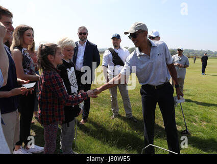 Ex presidente degli Stati Uniti Barack Obama scuote le mani con gli spettatori come si gioca una partita di golf presso il St Andrews Golf Club, vicino a Dundee in Scozia. Foto Stock