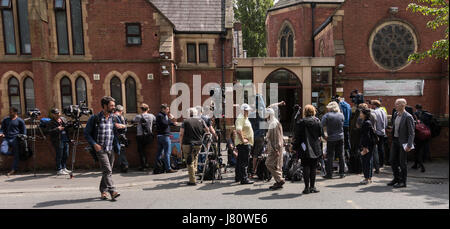 Media scrum presso il Burton Rd moschea, West Didsbury dove Salman Abedi adorato. Foto Stock