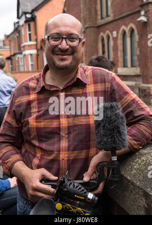 Media scrum presso il Burton Rd moschea, West Didsbury dove Salman Abedi adorato. Foto Stock