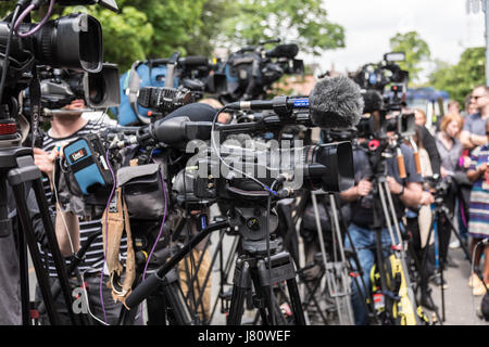 Media scrum presso il Burton Rd moschea, West Didsbury dove Salman Abedi adorato. Foto Stock