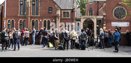 Media scrum presso il Burton Rd moschea, West Didsbury dove Salman Abedi adorato. Foto Stock