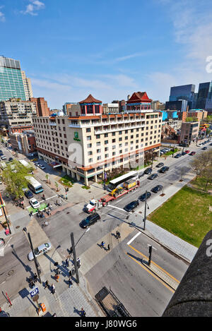 MONTREAL, Quebec, Canada - 17 Maggio 2017: Viger avenue incrocio con molto traffico e gente nel centro cittadino di Montreal, Canada. Girato da sopra un terrazzamento Foto Stock