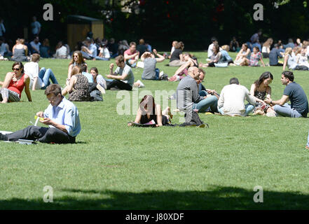 Le persone godono di un clima caldo e nella torre di Victoria Gardens in Westminster, Londra, come i britannici sperando per una cocente bank holiday può essere delusi come forecasters prevedere temperature potranno iniziare a scendere il sabato con una probabilità di pioggia e temporali per tutto il week-end lungo. Foto Stock