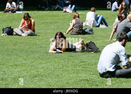 Le persone godono di un clima caldo e nella torre di Victoria Gardens in Westminster, Londra, come i britannici sperando per una cocente bank holiday può essere delusi come forecasters prevedere temperature potranno iniziare a scendere il sabato con una probabilità di pioggia e temporali per tutto il week-end lungo. Foto Stock