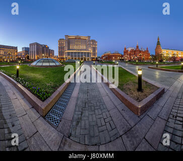 Panorama di Manege Square e del Cremlino di Mosca in serata a Mosca, Russia Foto Stock