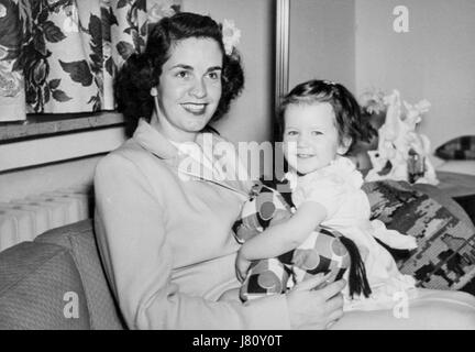 Madre e figlia, 1950 Vintage fotografia in bianco e nero Foto Stock