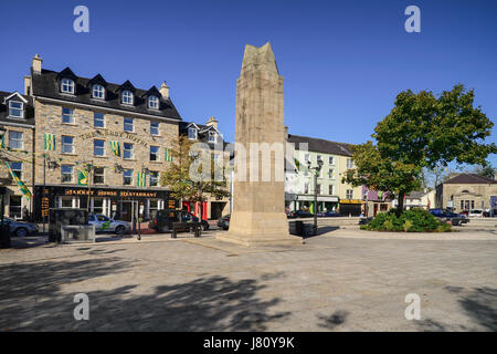 L'Irlanda,County Donegal, Donegal Town, il diamante con obelisco che commemora quattro monaci chiamati i quattro maestri che hanno compilato e scrisse gli Annali Foto Stock