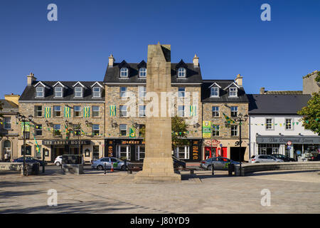L'Irlanda,County Donegal, Donegal Town, il diamante con obelisco che commemora quattro monaci chiamati i quattro maestri che hanno compilato e scrisse gli Annali Foto Stock