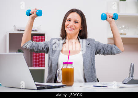 Giovane imprenditrice è sempre pronto per il lavoro nel suo ufficio. Foto Stock