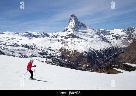 Zermatt, Svizzera - 12 Aprile 2017: una donna sci di fronte al famoso Cervino Foto Stock