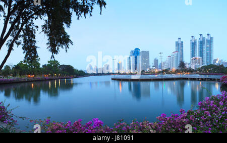 Paesaggio della bellissima piscina di acqua importante punto di riferimento della vita della città di Bangkok capitale della Thailandia punto di vista dal Parco Benchakitti sul tempo dusky Foto Stock