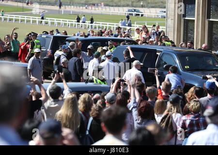 Ex presidente degli Stati Uniti Barack Obama onde come si prepara alla partenza dopo aver giocato una partita di golf presso il vecchio corso in St Andrews Fife. Foto Stock