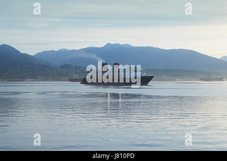 Gigante Disney Cruise Line Nave, Disney Wonder, arrivando a Vancouver, British Columbia, Canada. Foto Stock