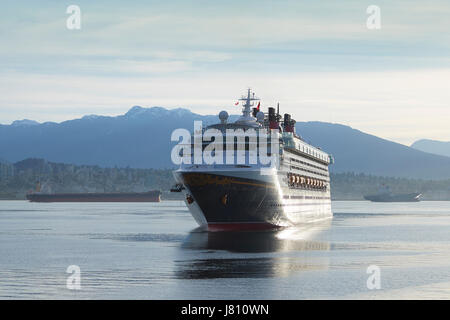 Gigante Disney Cruise Line Nave, Disney Wonder, arrivando a Vancouver, British Columbia, Canada. Foto Stock