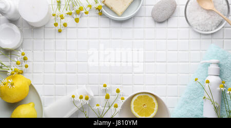 Spa ancora vita con candele,l'olio,soap,sale, limone e camomilla Foto Stock