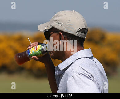 L'ex presidente degli Stati Uniti Barack Obama beve una bottiglia di tè al limone Lipton dopo una sosta in uno snack bar mentre si gioca una partita a golf presso l'Old Course a St Andrews, Fife. Foto Stock