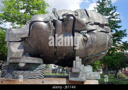 La testa di invenzione dello scultore Eduardo Paolozzi è basata sulla testa di inventore James Watt, Londra Foto Stock