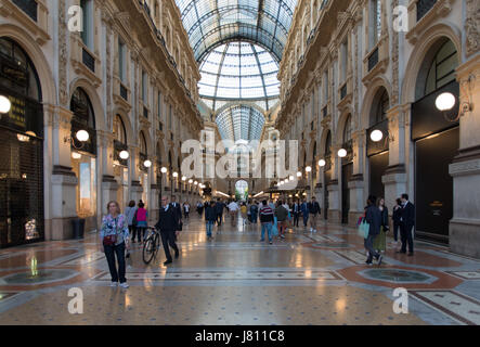 Vista dell'interno della Galleria Vittorio Emanuele II in serata. La regione Lombardia, Italia, Europa Foto Stock