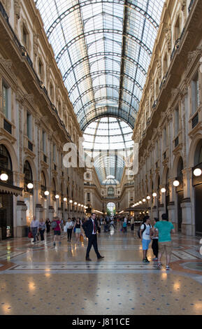 Vista dell'interno della Galleria Vittorio Emanuele II in serata. La regione Lombardia, Italia, Europa Foto Stock