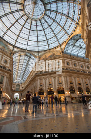 Vista dell'interno della Galleria Vittorio Emanuele II in serata. La regione Lombardia, Italia, Europa Foto Stock