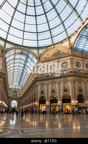 Vista dell'interno della Galleria Vittorio Emanuele II in serata. La regione Lombardia, Italia, Europa Foto Stock