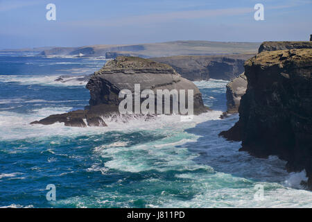 Irlanda, County Clare, drammatico scenario scogliera vicino a Kilkee. Foto Stock